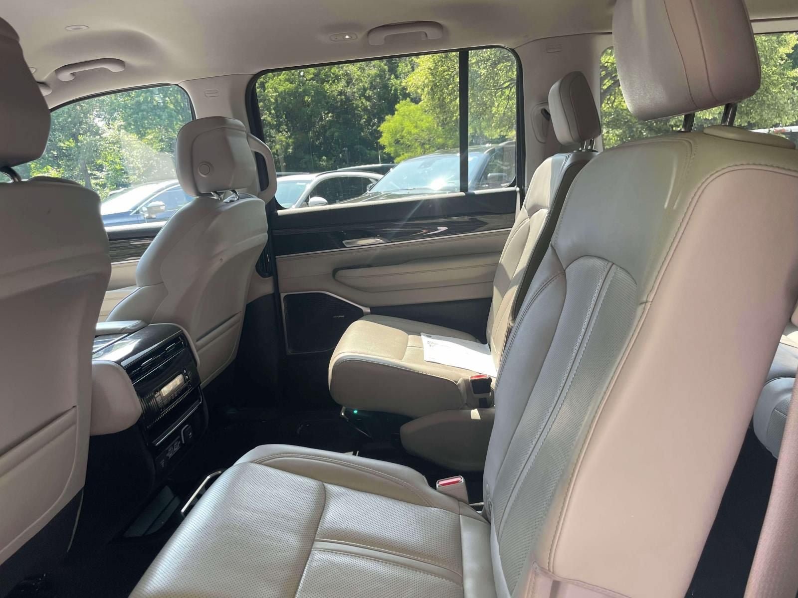 Used 2022 Jeep Wagoneer Series III w/ Flexible Seating Group AWD/4WD image 12