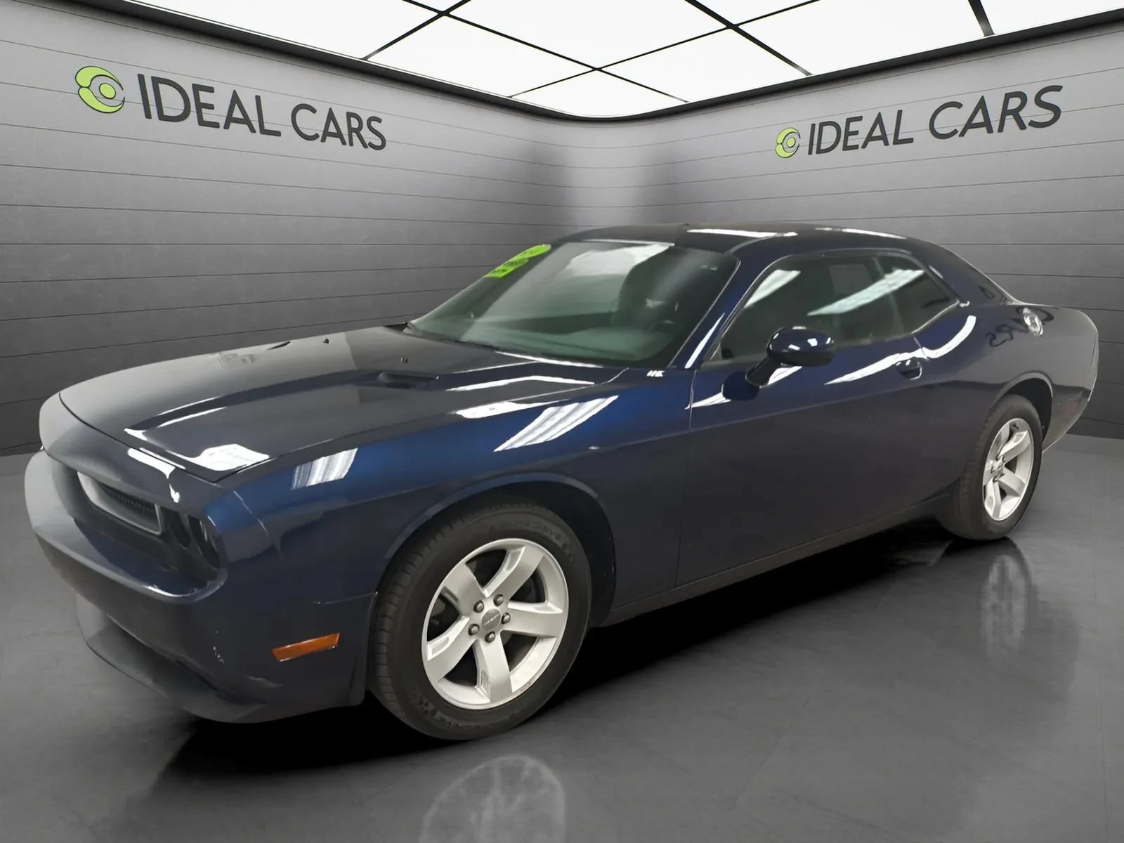 Used 2014 Dodge Challenger SXT RWD image 1