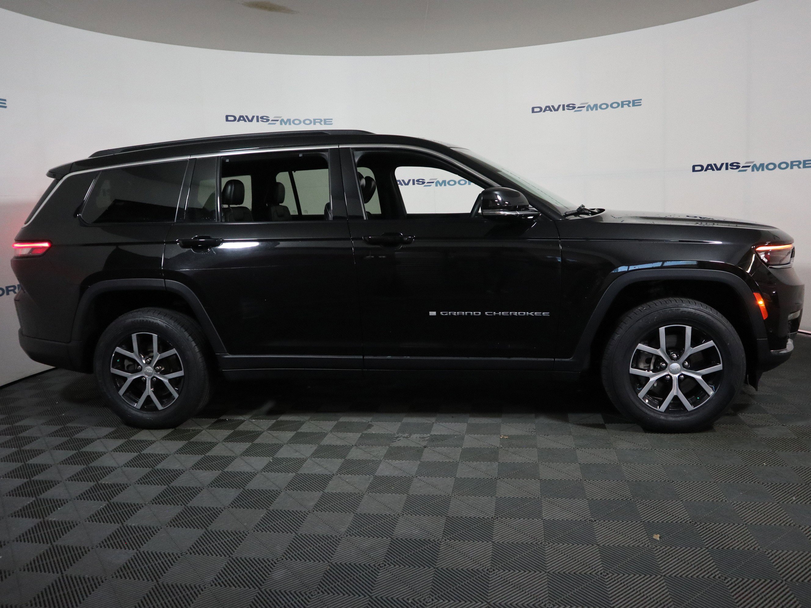Used 2024 Jeep Grand Cherokee L Limited w/ Luxury Tech Group II AWD/4WD image 4