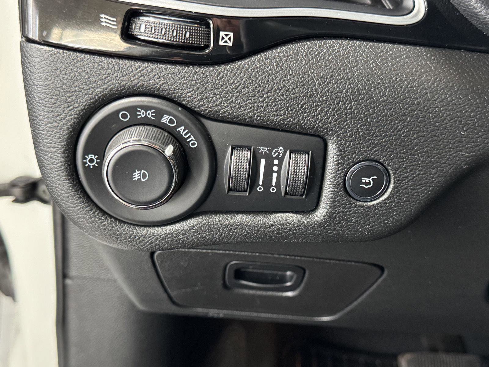 Used 2023 Jeep Cherokee Altitude Lux AWD/4WD image 36