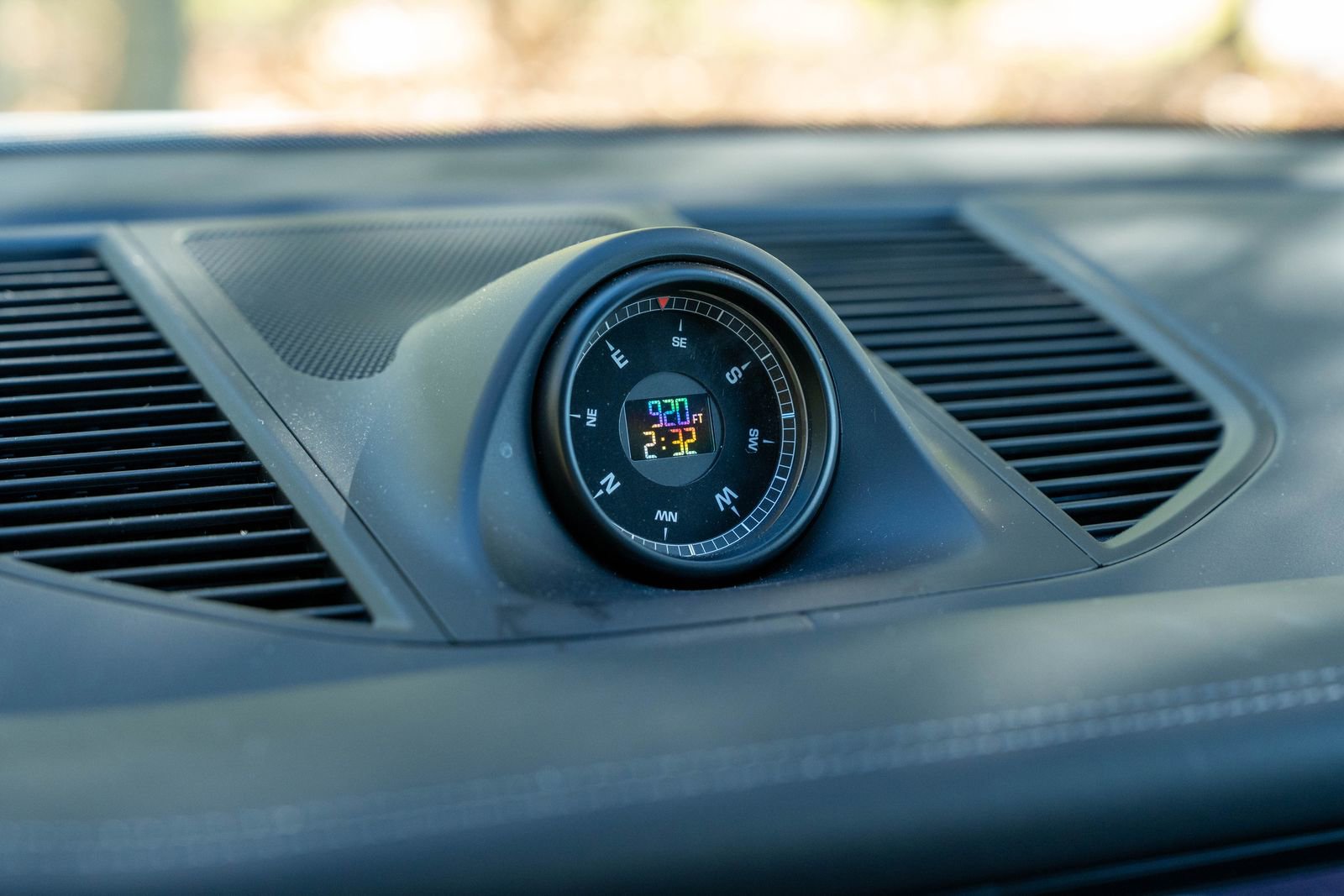 Certified 2025 Porsche Macan Base image 28