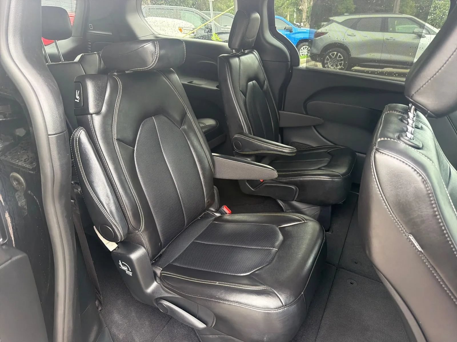 Used 2025 Chrysler Pacifica Select FWD image 19