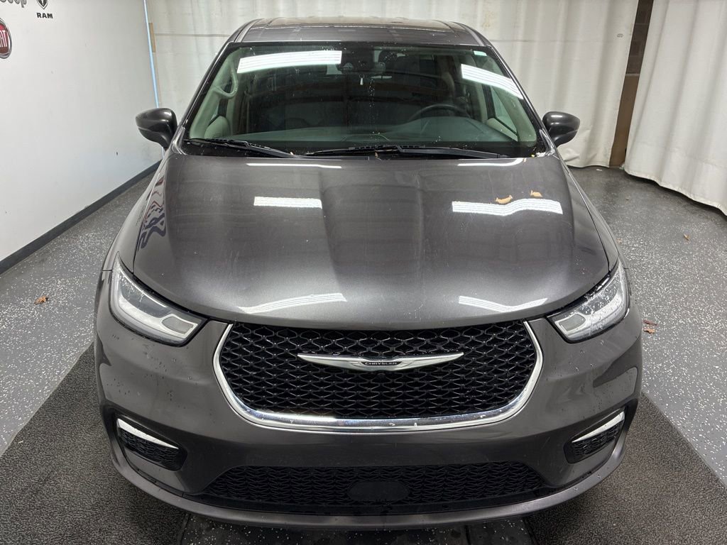 Used 2023 Chrysler Pacifica Touring-L video 2