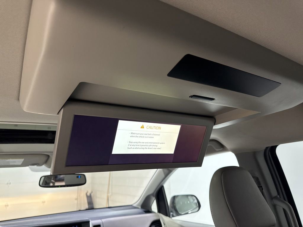 Used 2018 Toyota Sienna XLE Premium w/ Carpet Mat Package image 36