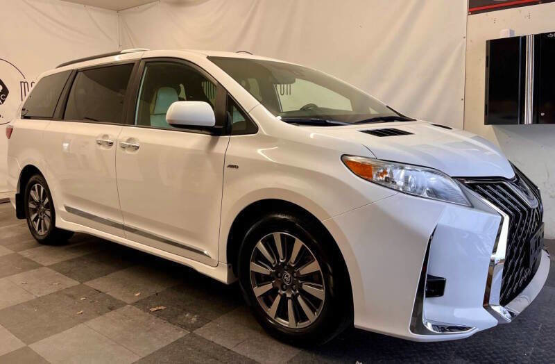 Used 2020 Toyota Sienna LE w/ LE Preferred Package AWD/4WD image 2