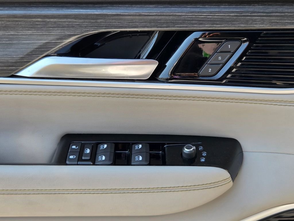 Used 2023 Jeep Wagoneer L Series III w/ Preferred Equipment Group image 26