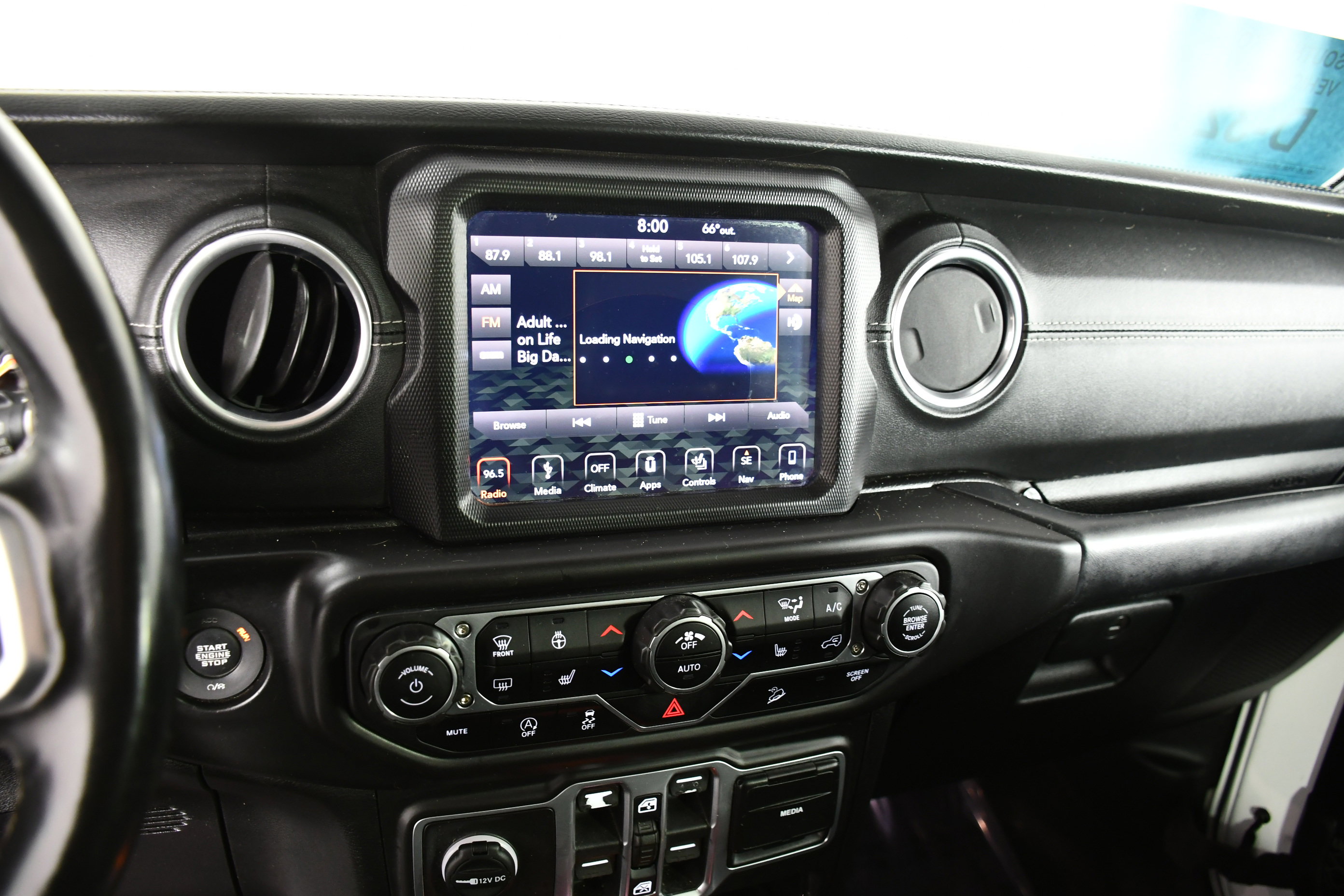 Used 2018 Jeep Wrangler Unlimited Sahara w/ Uconnect 4C Nav & Sound Group image 26