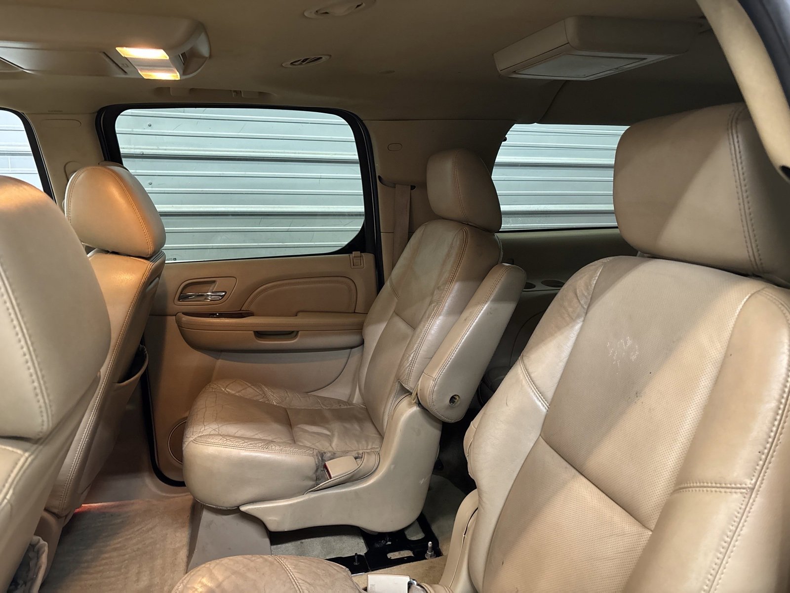 Used 2011 Cadillac Escalade ESV Premium image 23