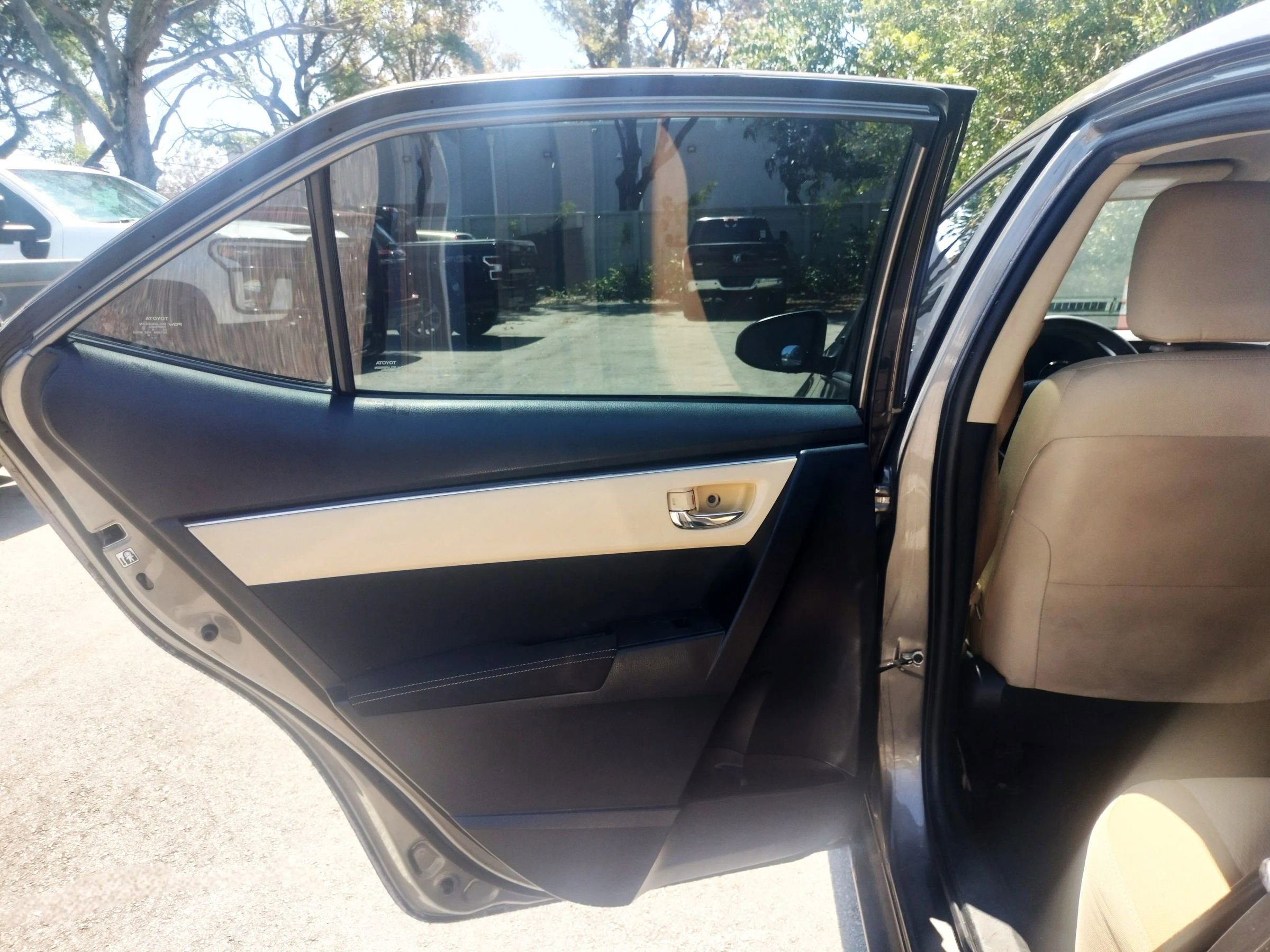 Used 2017 Toyota Corolla LE image 19