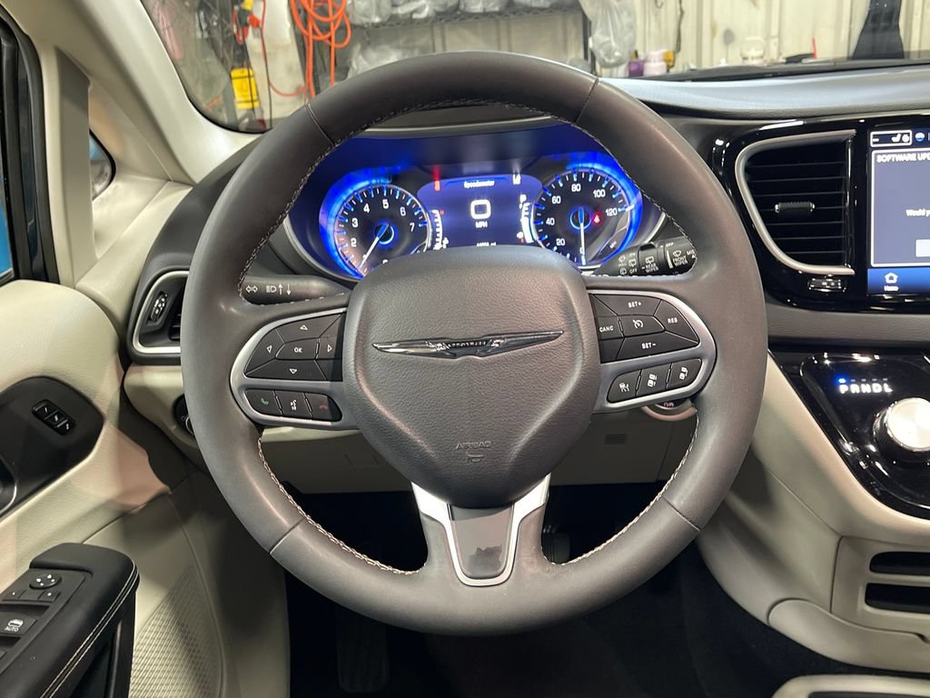 Used 2024 Chrysler Pacifica Touring-L FWD image 20