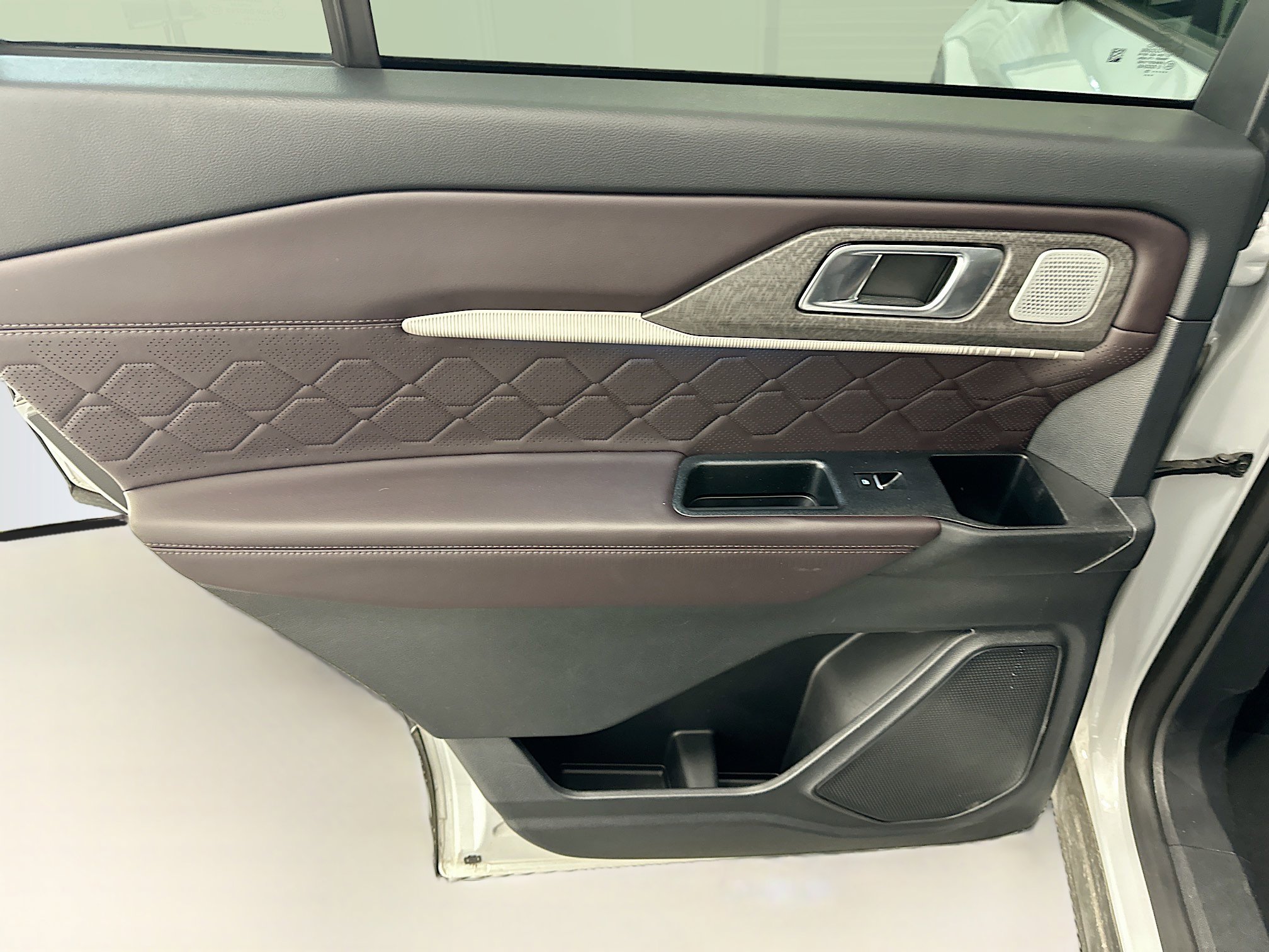 Used 2025 Ford Explorer Platinum w/ LUX Leather Package AWD/4WD image 28