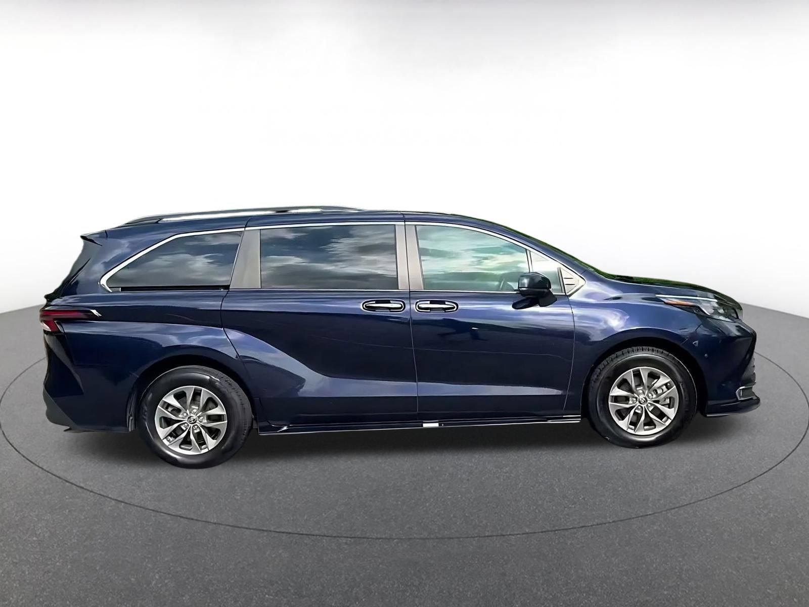 Used 2024 Toyota Sienna XLE FWD image 15