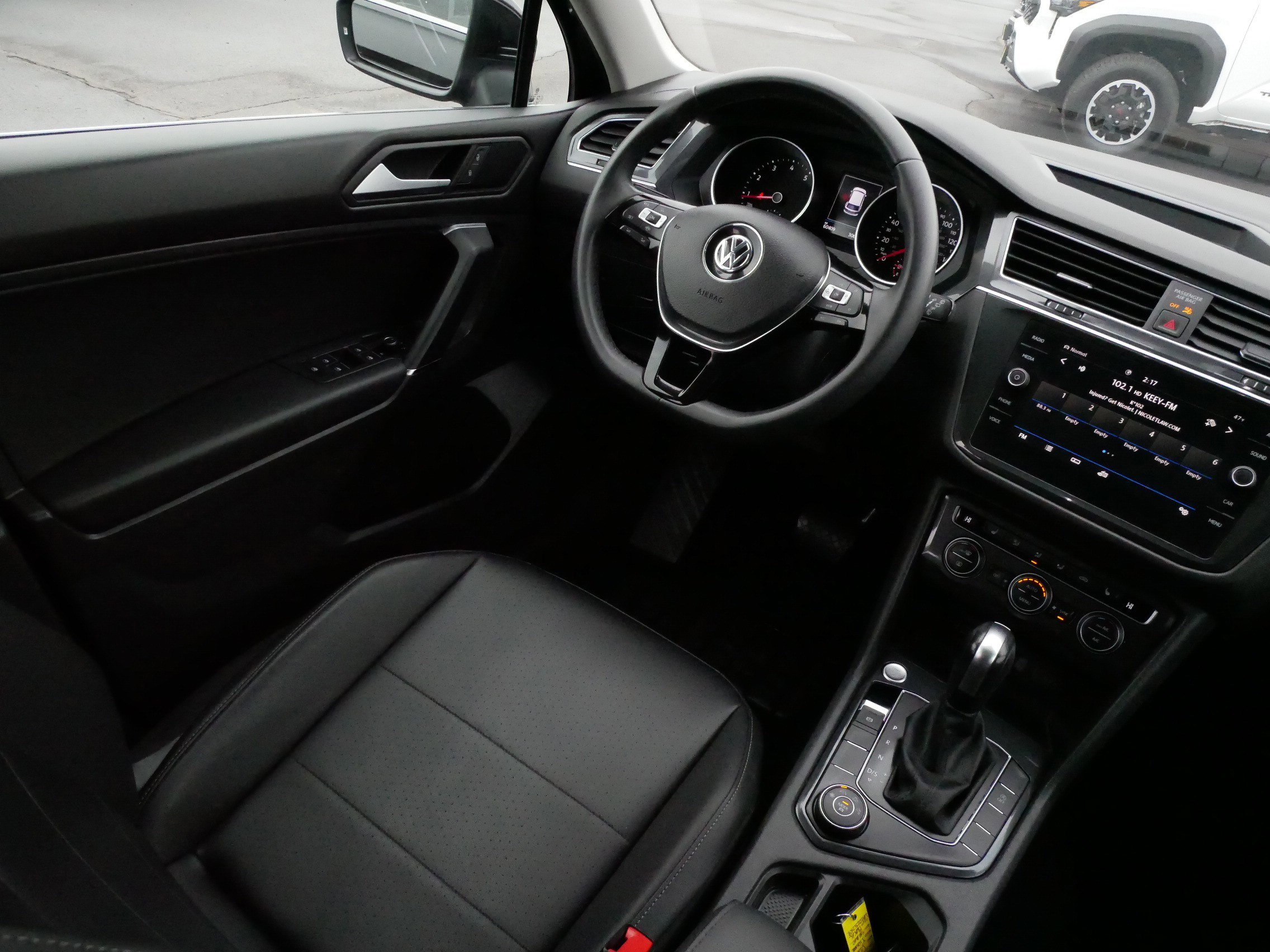 Certified 2020 Volkswagen Tiguan SE w/ Panoramic Sunroof Package image 9