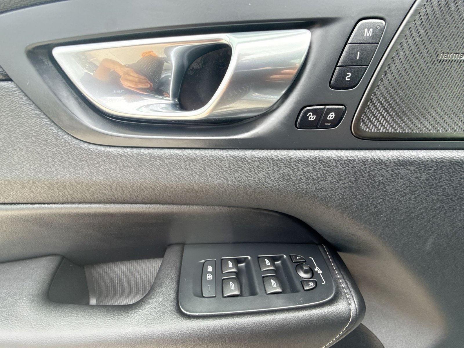 Certified 2024 Volvo XC60 B5 Ultimate w/ Protection Package Premier AWD/4WD image 15