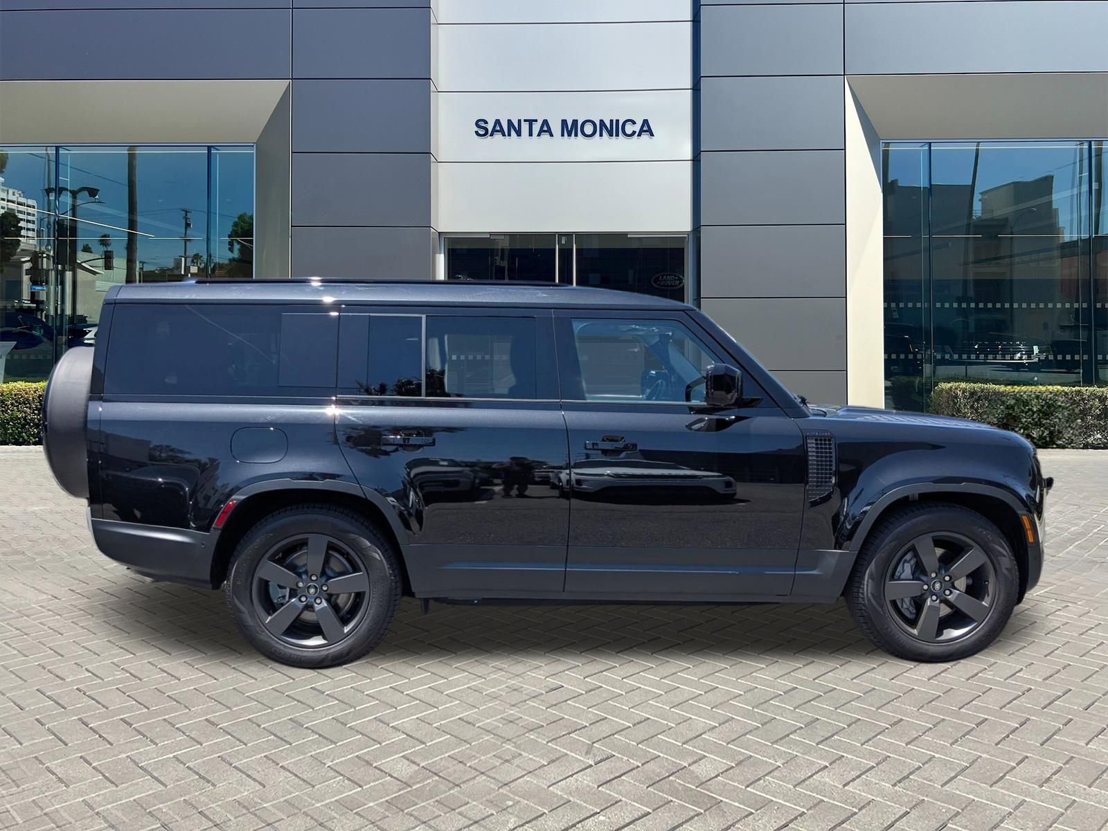 Used 2025 Land Rover Defender 130 S image 4