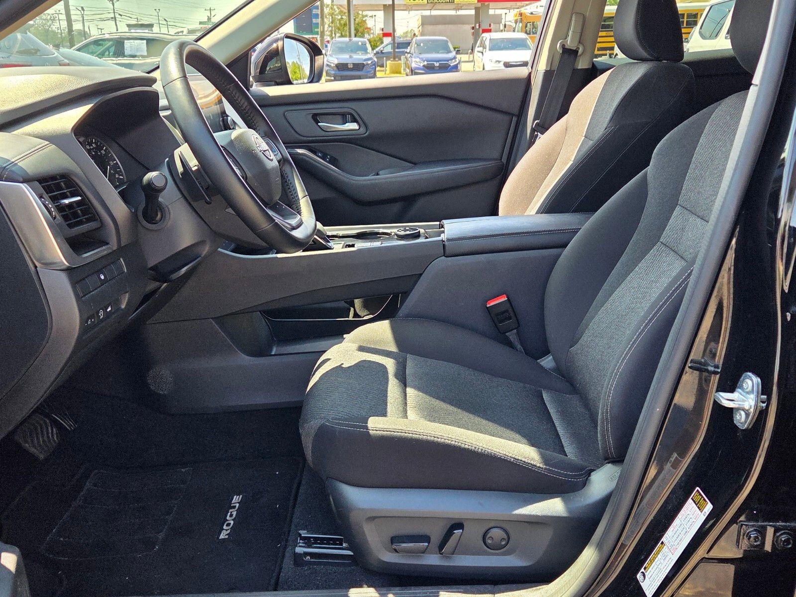 Used 2025 Nissan Rogue SV image 5