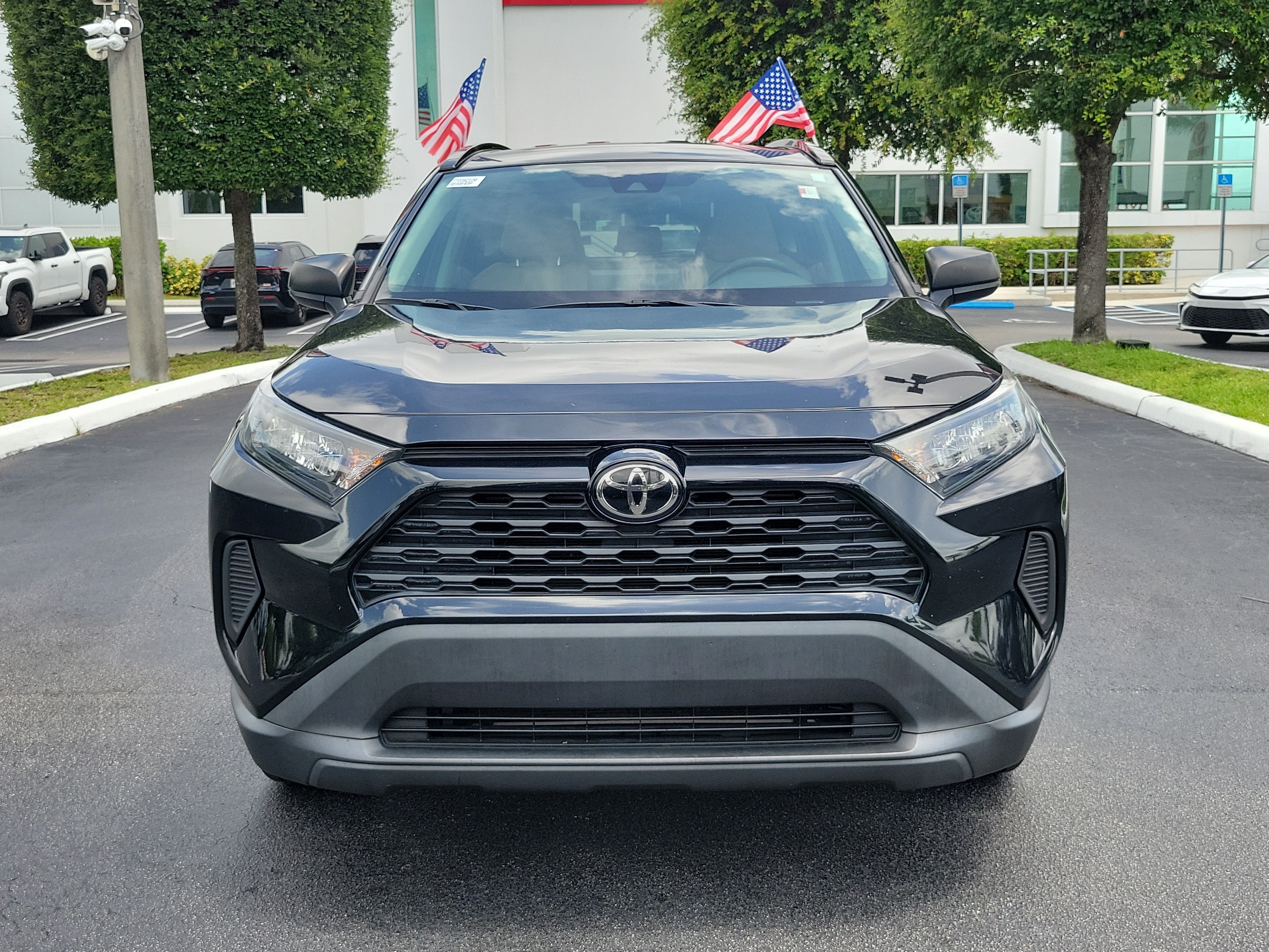 Used 2021 Toyota RAV4 LE FWD image 4