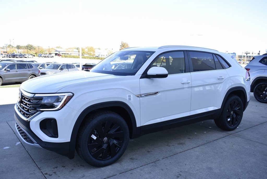 Certified 2025 Volkswagen Atlas Cross Sport SE image 3