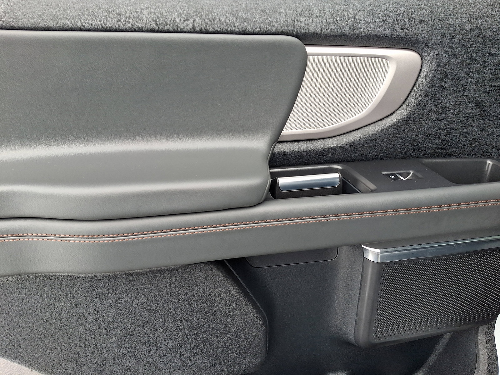 Used 2025 Ford Expedition Active image 13