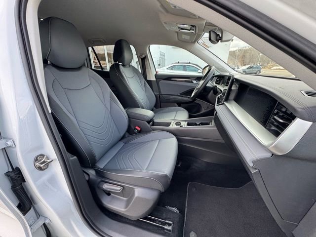 Used 2025 Volkswagen Tiguan SE image 25