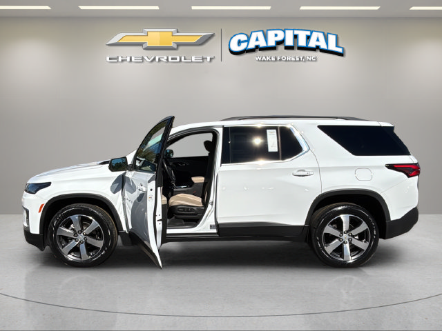 Used 2023 Chevrolet Traverse LT w/ LT Premium Package FWD image 2