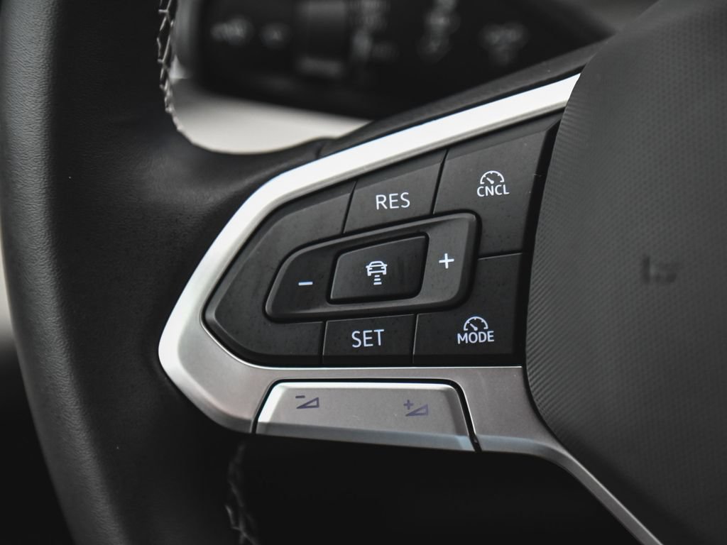 Used 2025 Volkswagen Tiguan SE AWD/4WD image 25