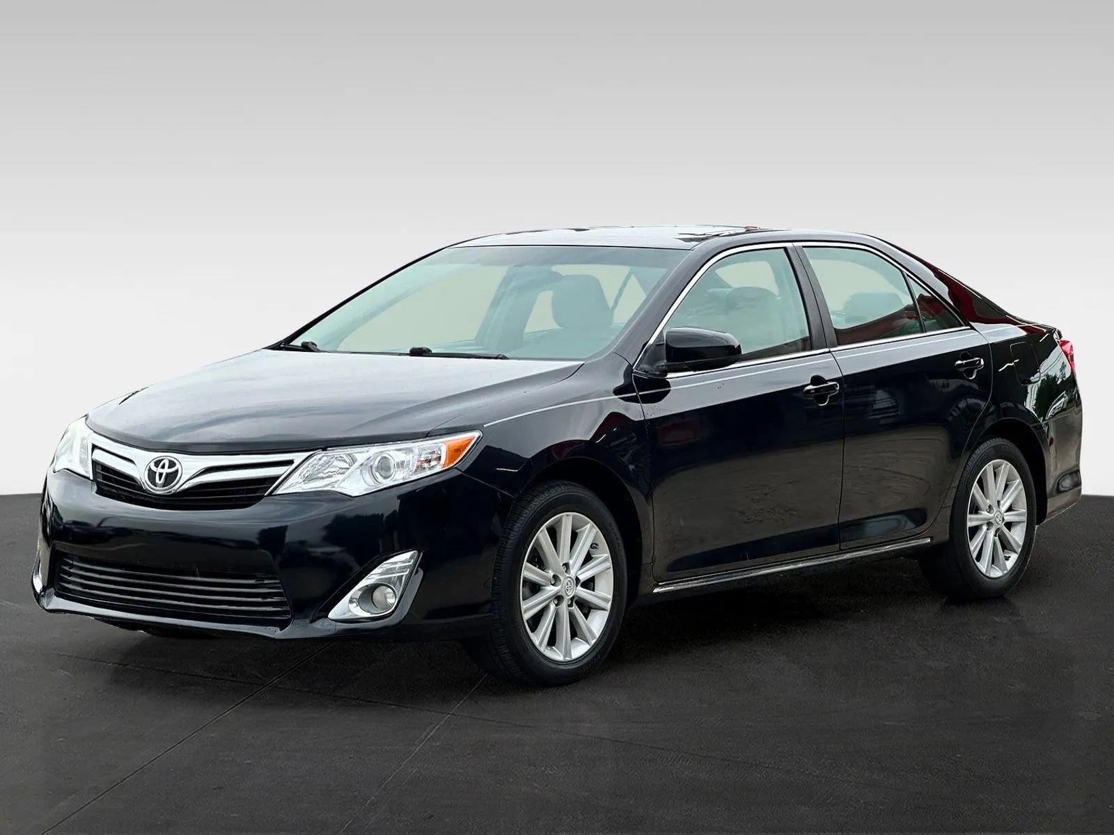 Used 2013 Toyota Camry XLE w/ Leather Pkg FWD image 3