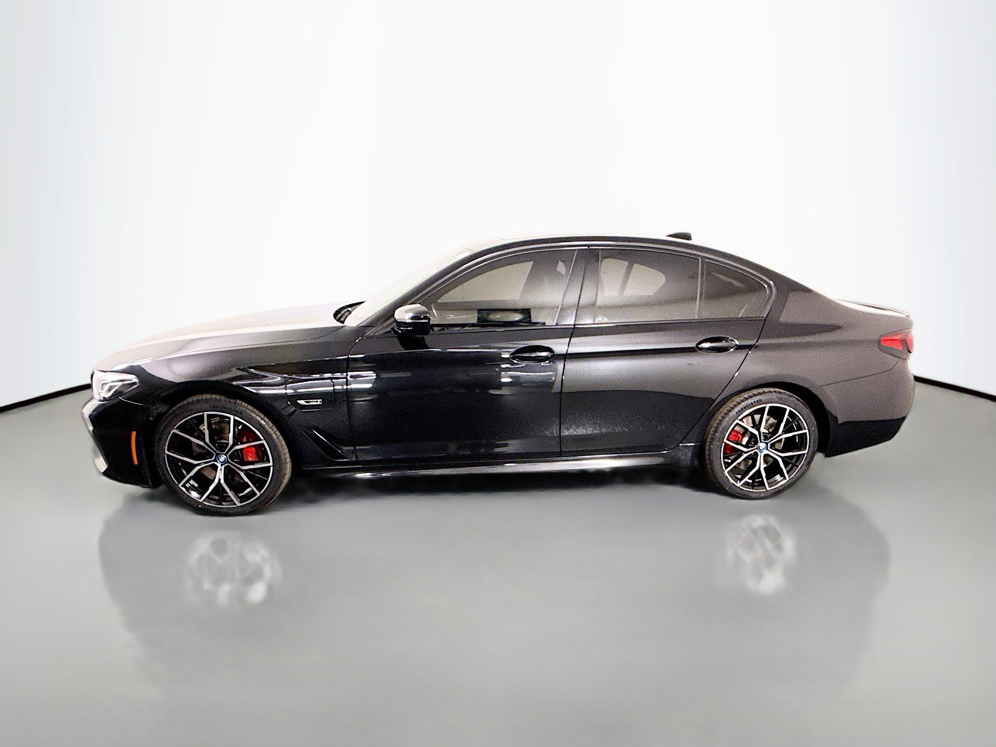 Used 2023 BMW 530e w/ M Sport Package image 6