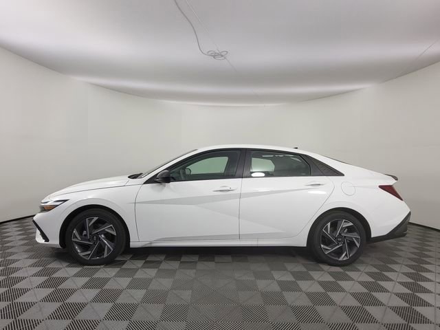 Used 2025 Hyundai Elantra SEL image 2