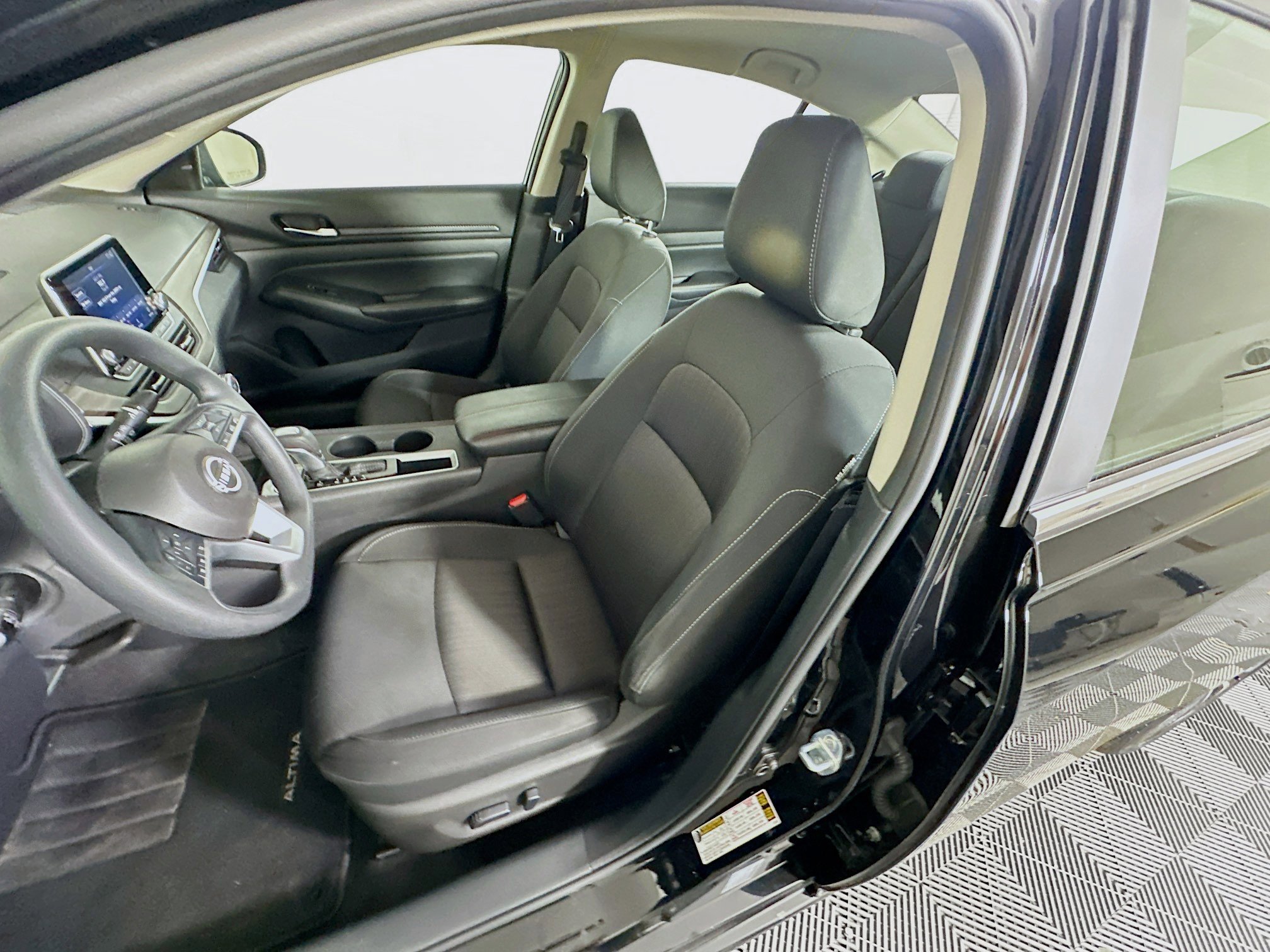 Used 2025 Nissan Altima 2.5 SV image 13