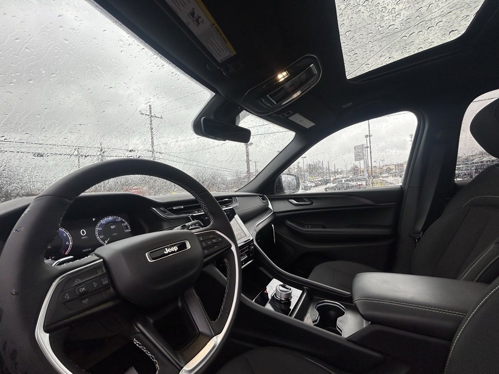 Used 2025 Jeep Grand Cherokee L Laredo w/ Luxury Tech Group I image 15