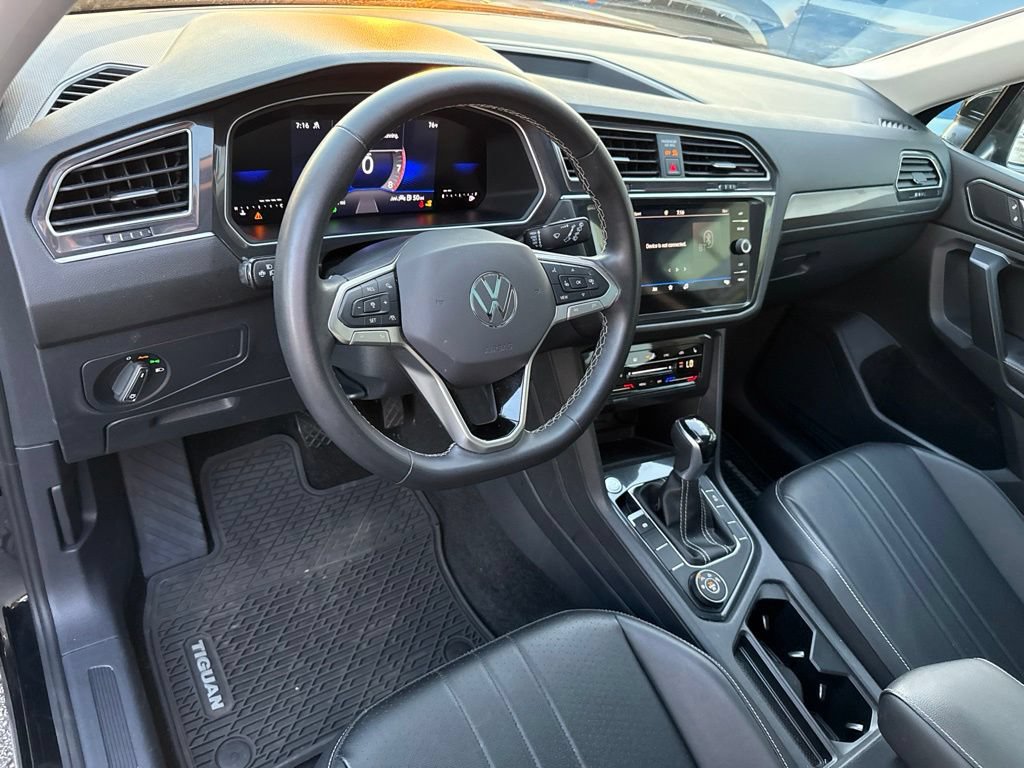 Used 2024 Volkswagen Tiguan SE w/ Panoramic Sunroof Package AWD/4WD image 12