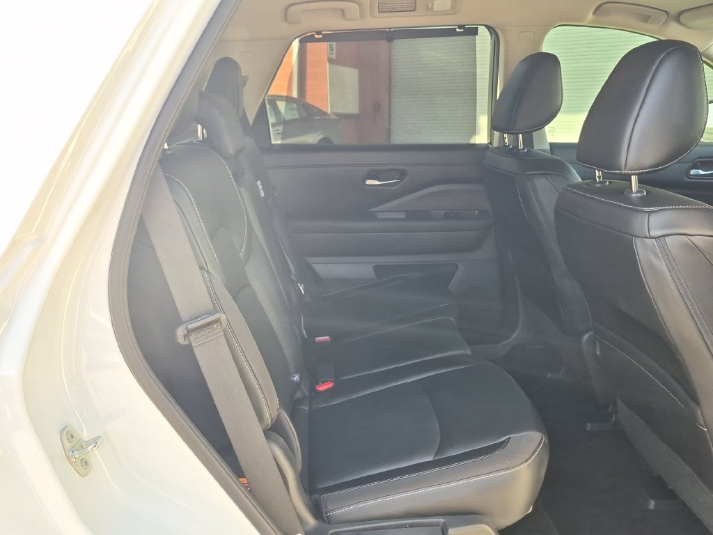 Used 2024 Nissan Pathfinder SL w/ Black Appearance Package FWD image 31
