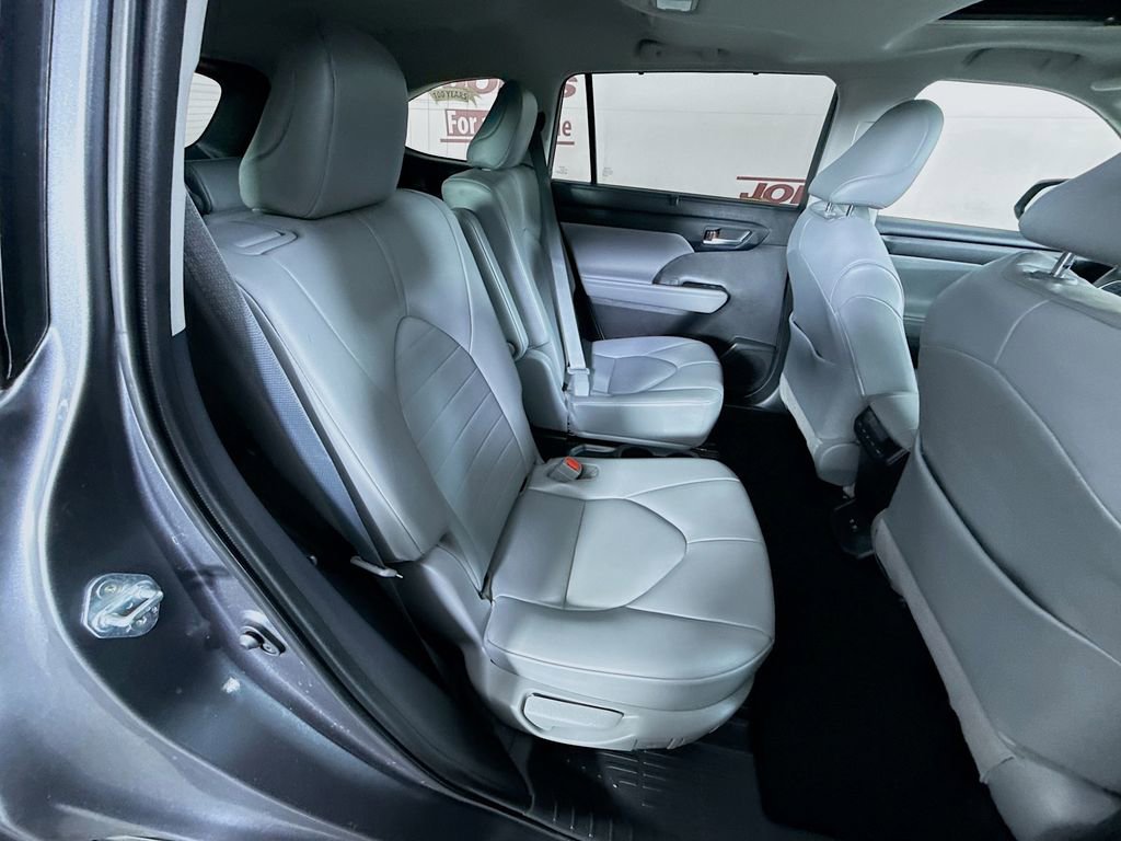 Used 2021 Toyota Highlander XLE image 32