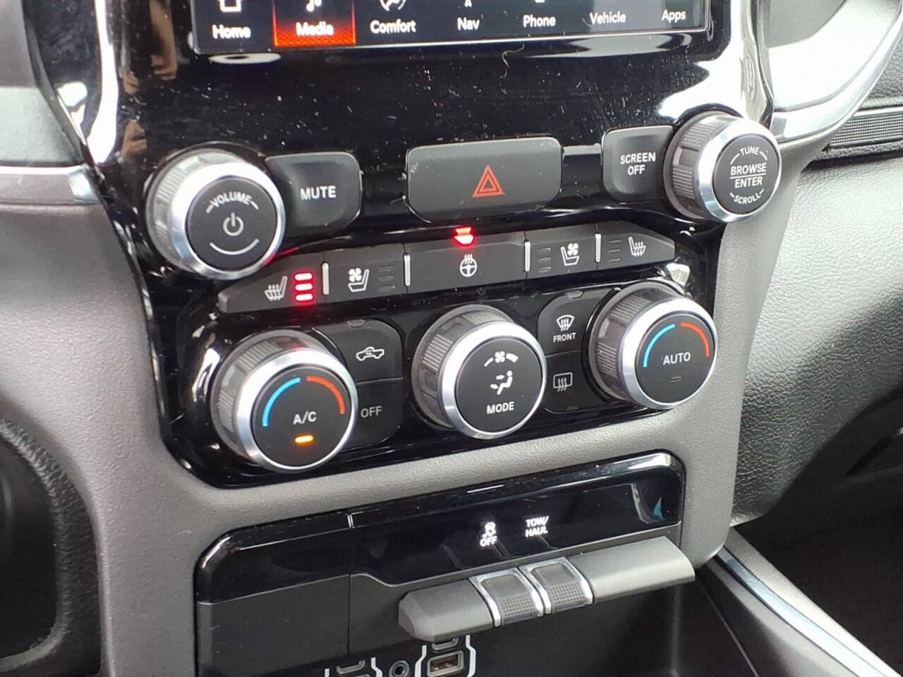 Used 2024 RAM 1500 Laramie AWD/4WD image 15