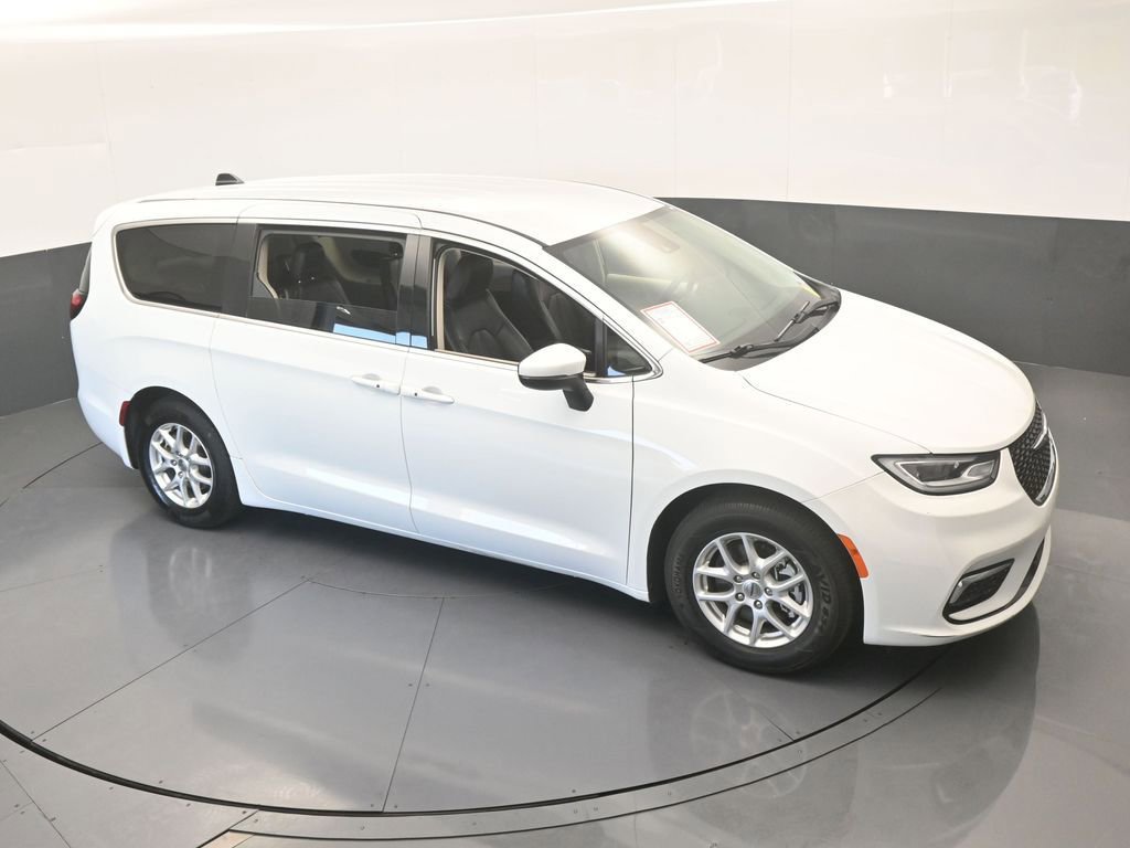 Used 2023 Chrysler Pacifica Touring-L image 55