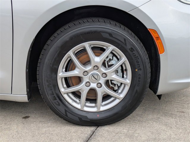 Certified 2024 Chrysler Pacifica Touring-L image 11