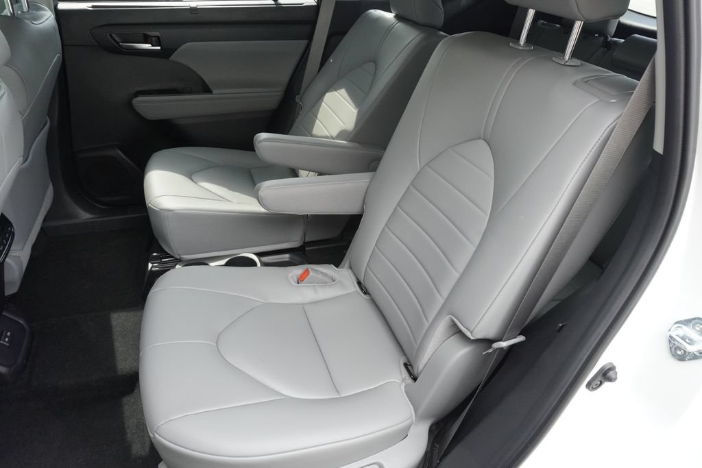 Used 2026 Toyota Highlander Limited AWD/4WD image 30