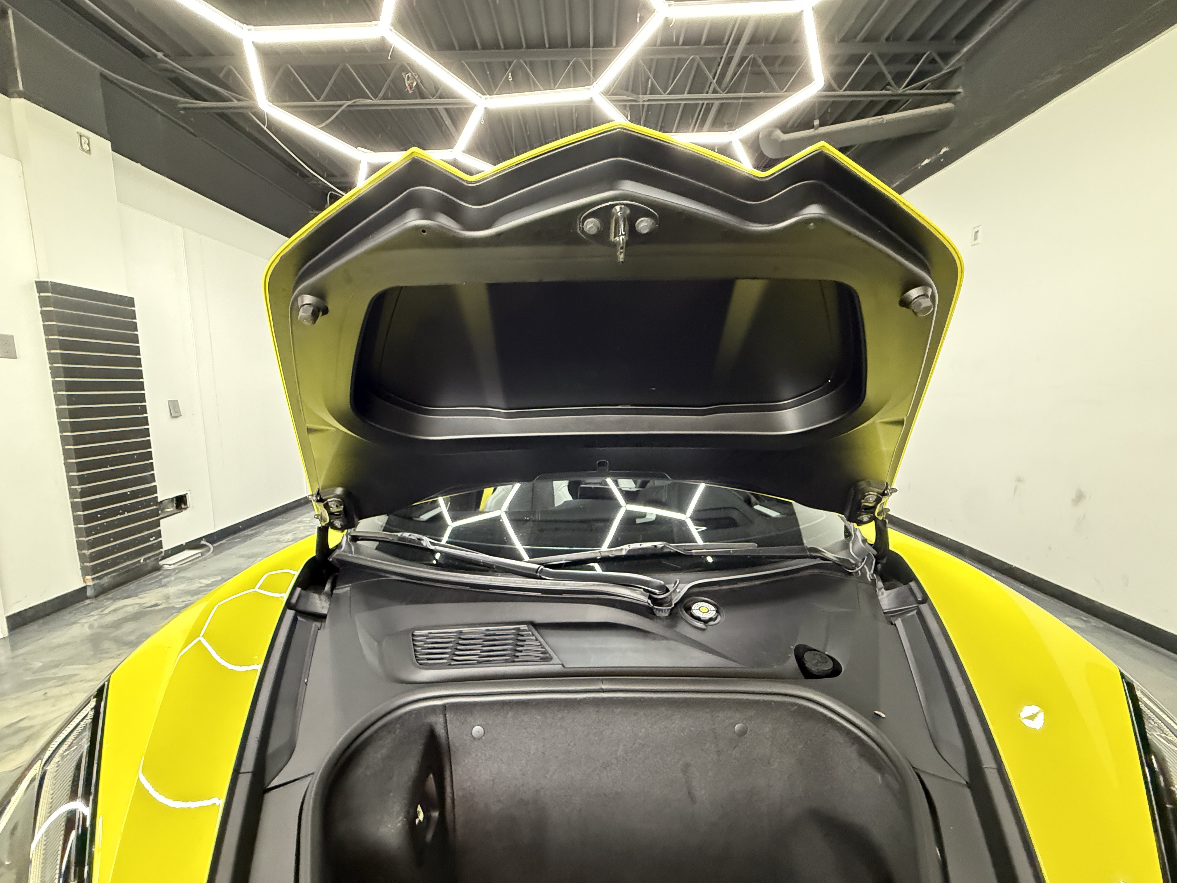 Used 2023 Chevrolet Corvette Stingray Preferred Cpe w/ Z51 Performance Package RWD image 37