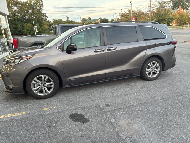 Used 2021 Toyota Sienna XSE AWD/4WD image 18