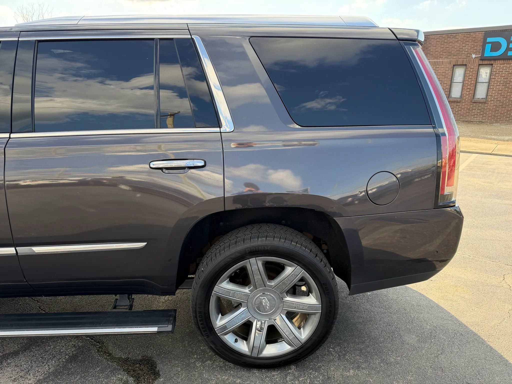 Used 2017 Cadillac Escalade Premium Luxury AWD/4WD image 53