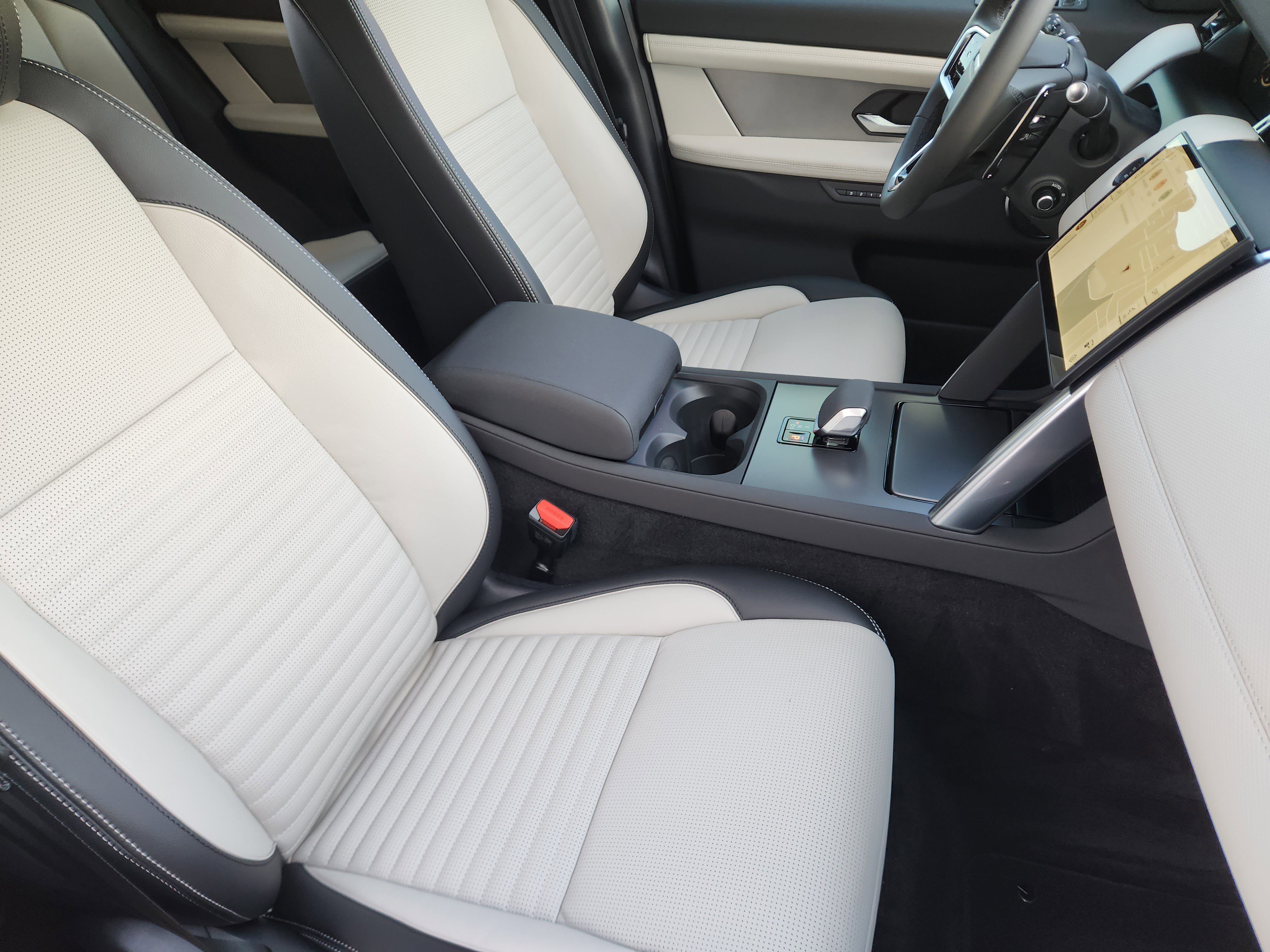 New 2025 Land Rover Discovery Sport Dynamic SE image 14