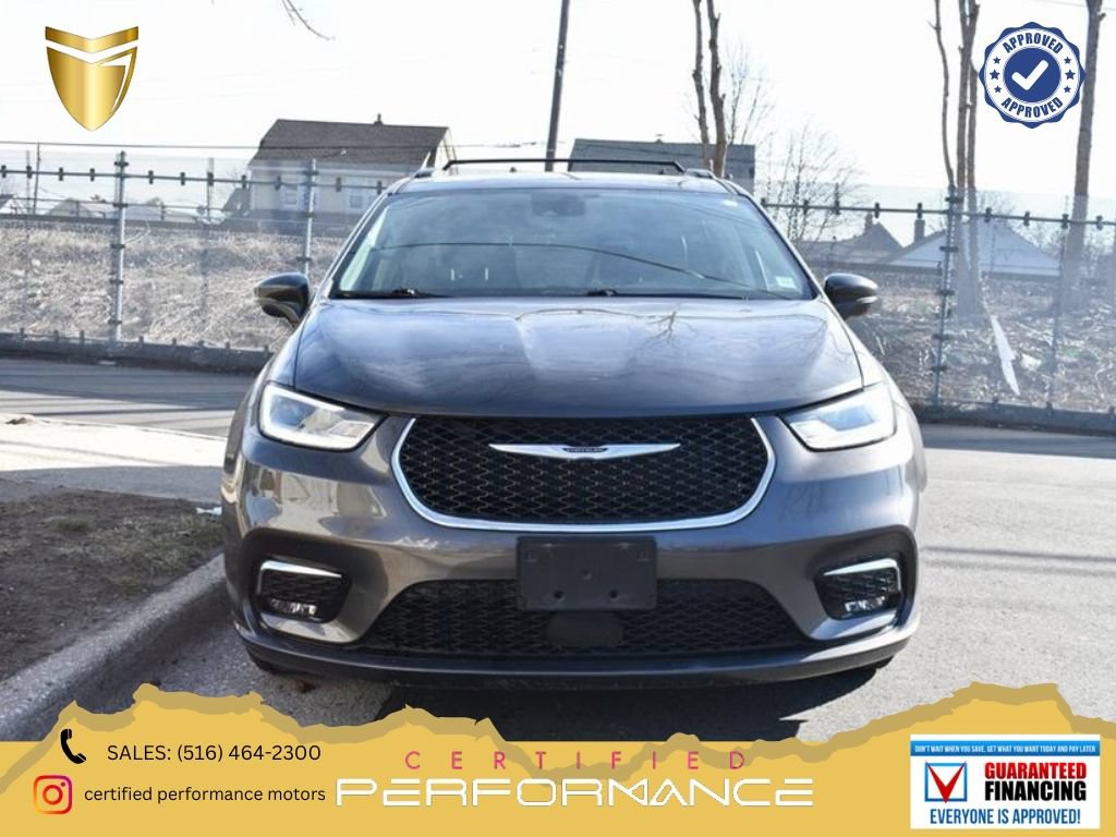 Used 2025 Chrysler Pacifica Select
