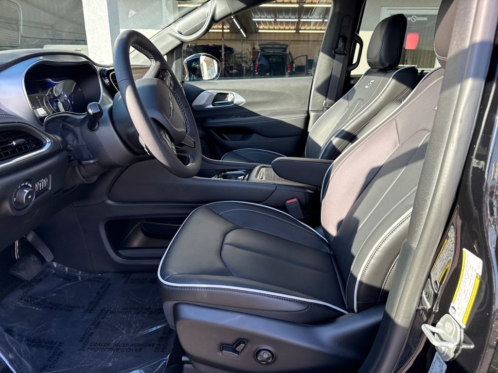New 2026 Chrysler Pacifica Limited w/ S Appearance Package AWD/4WD image 9