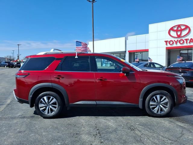 Used 2024 Nissan Pathfinder SL w/ Cargo Package image 2