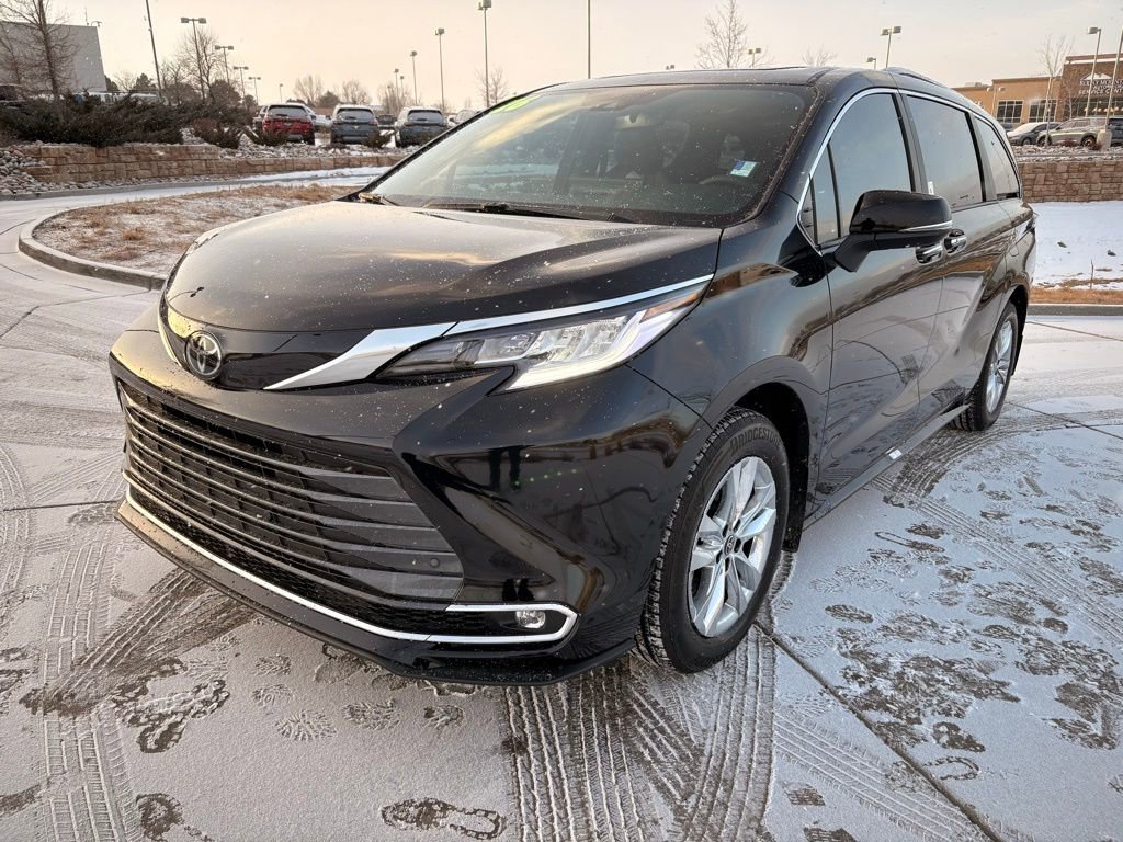 Used 2026 Toyota Sienna Limited image 3