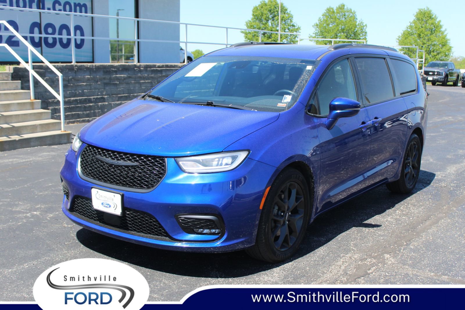 Used 2021 Chrysler Pacifica Touring-L w/ Uconnect Theater Family Group FWD image 1