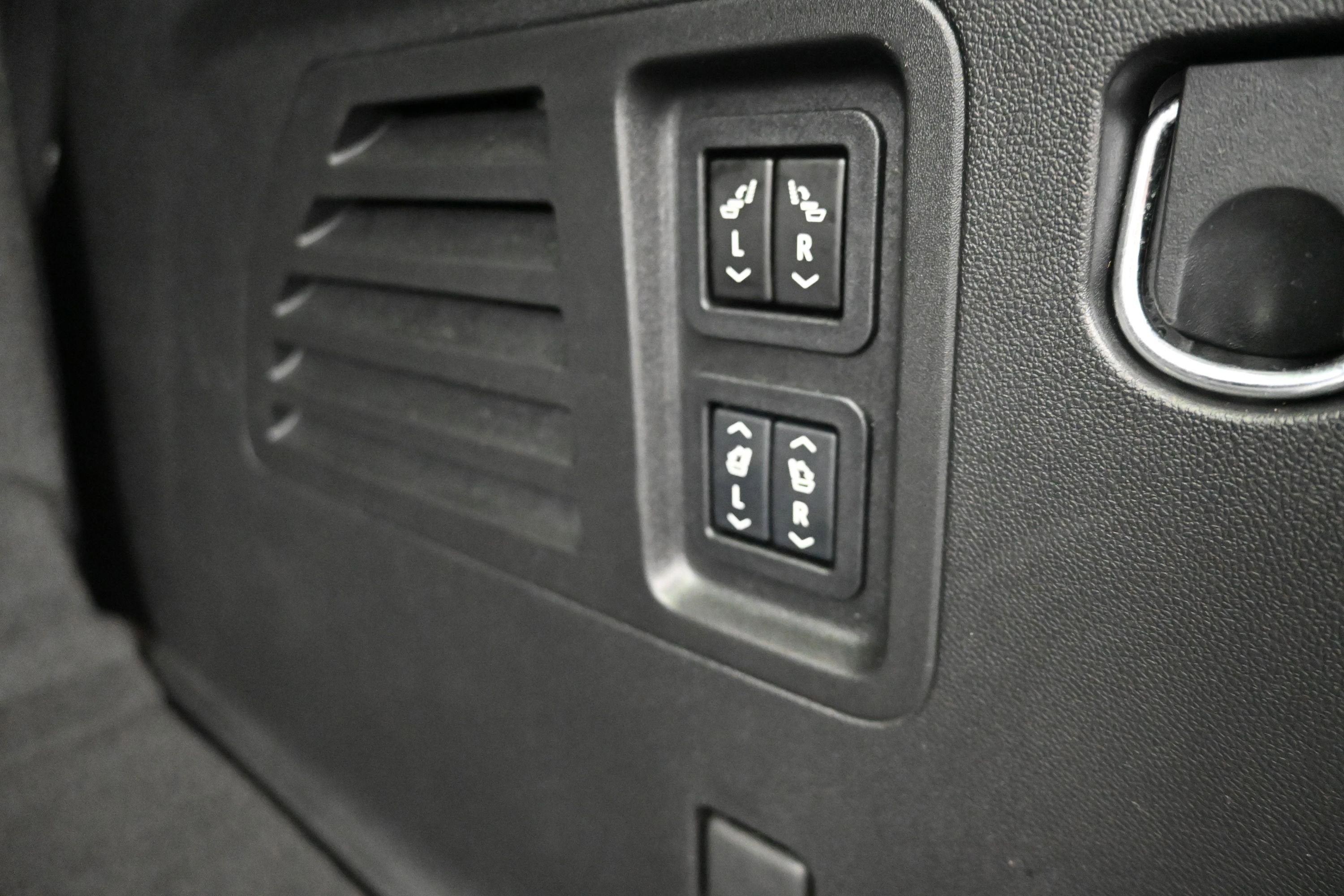 Used 2024 Chevrolet Traverse RS FWD image 32
