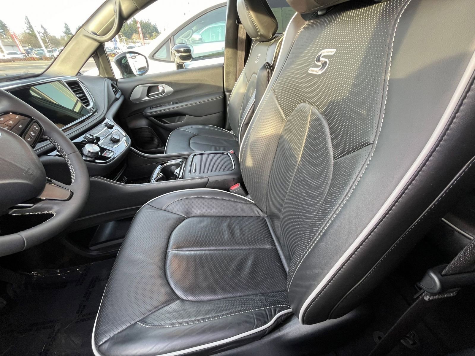 Used 2025 Chrysler Pacifica Limited image 30