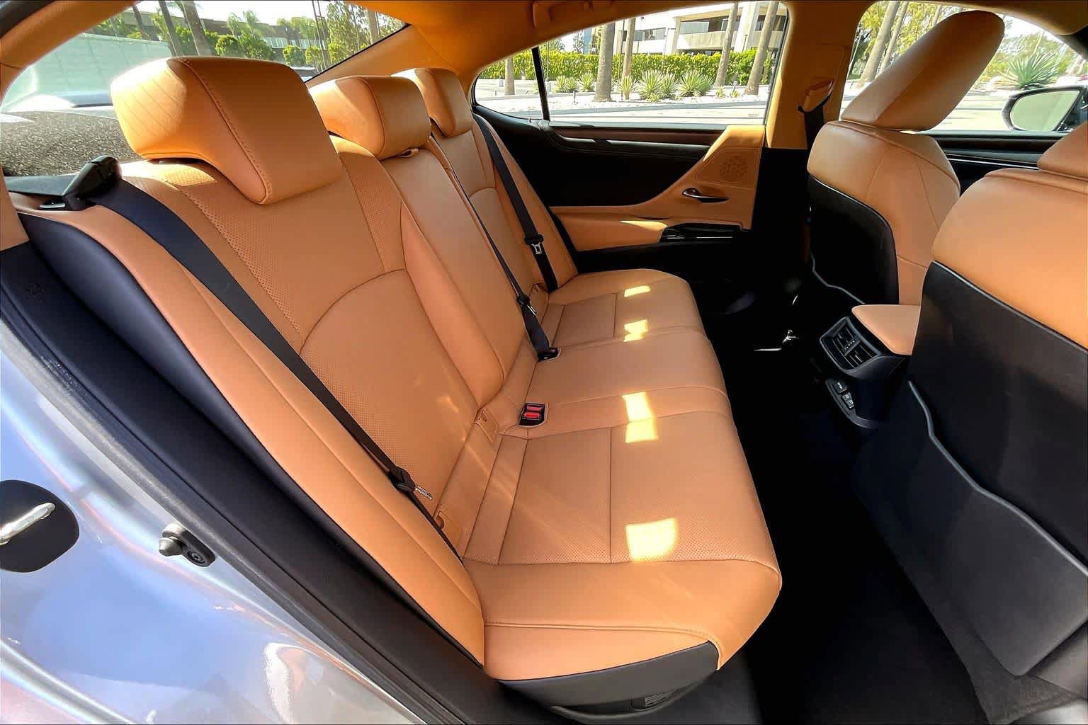 Used 2025 Lexus ES 300h w/ Premium Package FWD image 19